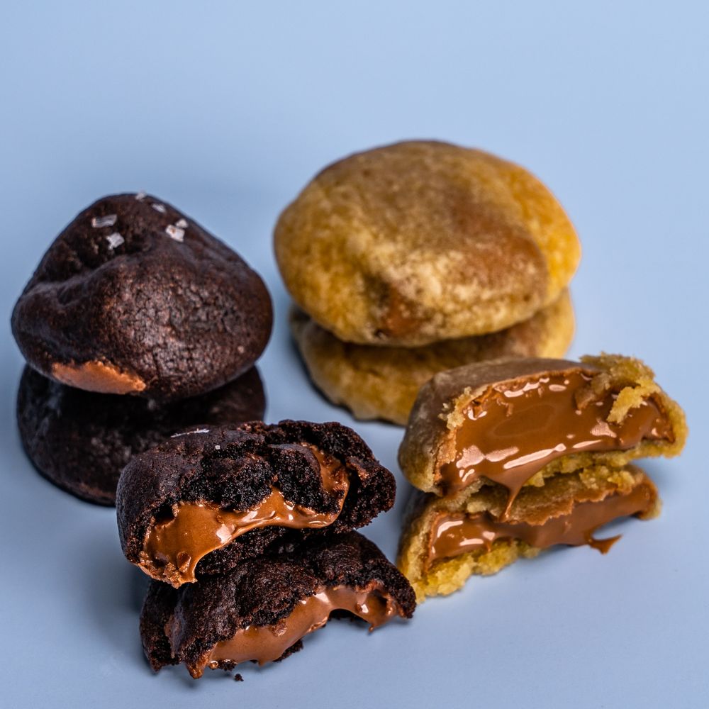 Cookies artesanais recheados com chocolate escorrendo da Wolf's cookies